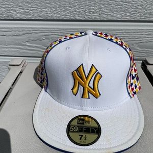 NY Yankees size 7 1/4 fitted baseball cap